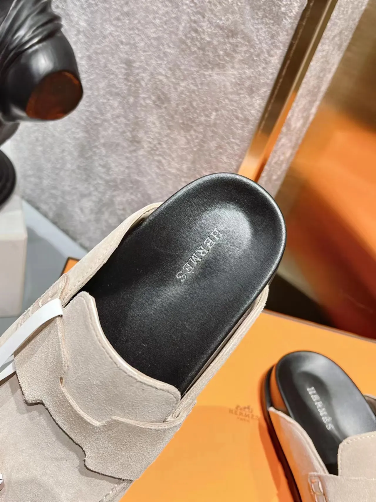 [H Family Hermès] P: 520💰 Size: Male 39-44 (45 customized) Female 35-40 (41 customized) HERMES Hermès' latest couple's cute Birkenstock slippers. Summer really needs versatile slippers. They look good no matter how you match them. They have a casual and high-end feel. The comfort is also great. They are paired with a variety of colorful socks. They are trendy. Hermès 2023 new half slippers are high quality. ●Upper: imported cow suede ●Inner lining: imported sheepskin ●Foot pads: imported mixed sheepskin ●Outsole: Tpu non-slip and wear-resistant outsole